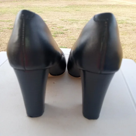 Isola Elegant Black Pumps - Picture 5 of 13